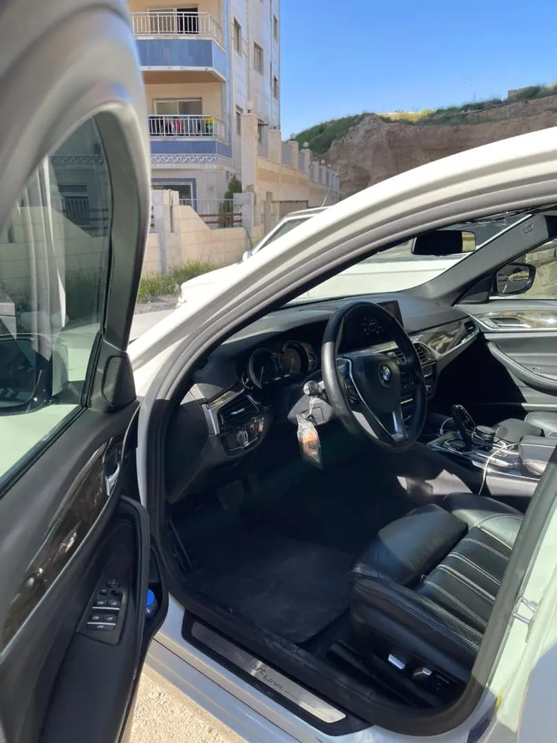 بي إم دبليو 530i موديل 2019 بحالة ممتازة - صورة 6