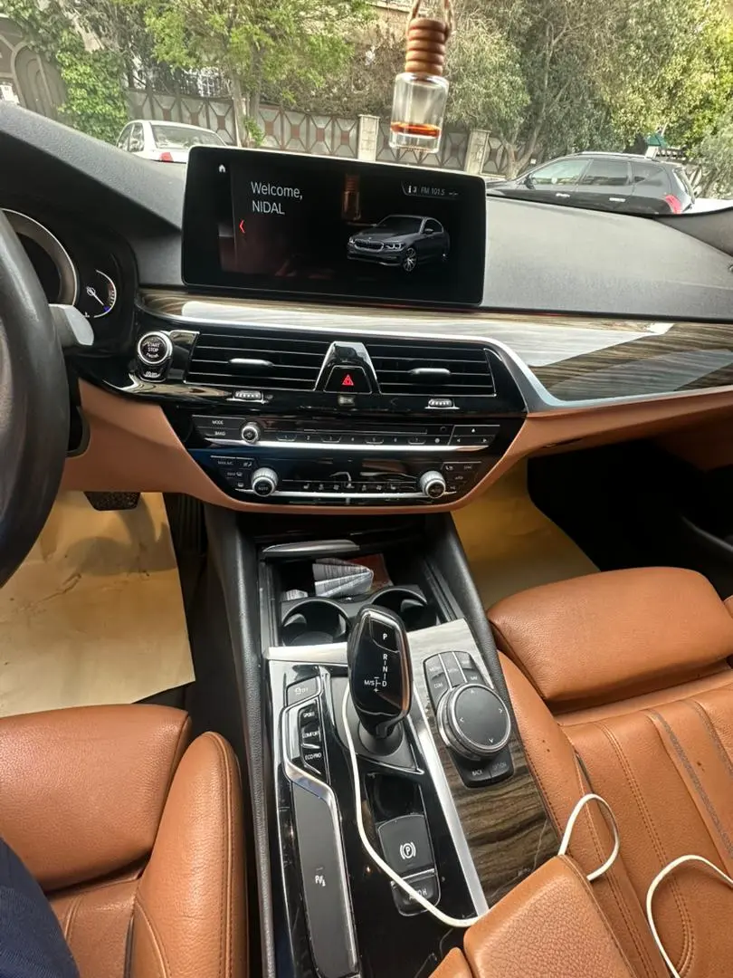 بي إم دبليو 530i موديل 2018 بحالة ممتازة - صورة 3