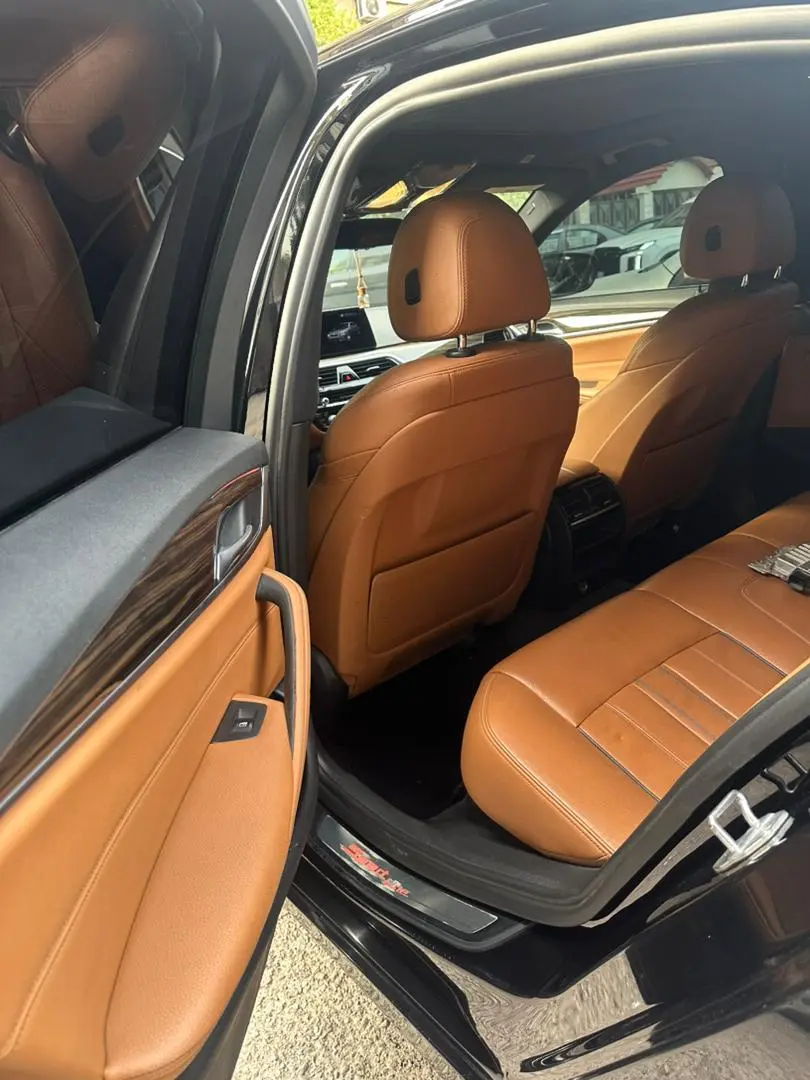 بي إم دبليو 530i موديل 2018 بحالة ممتازة - صورة 9