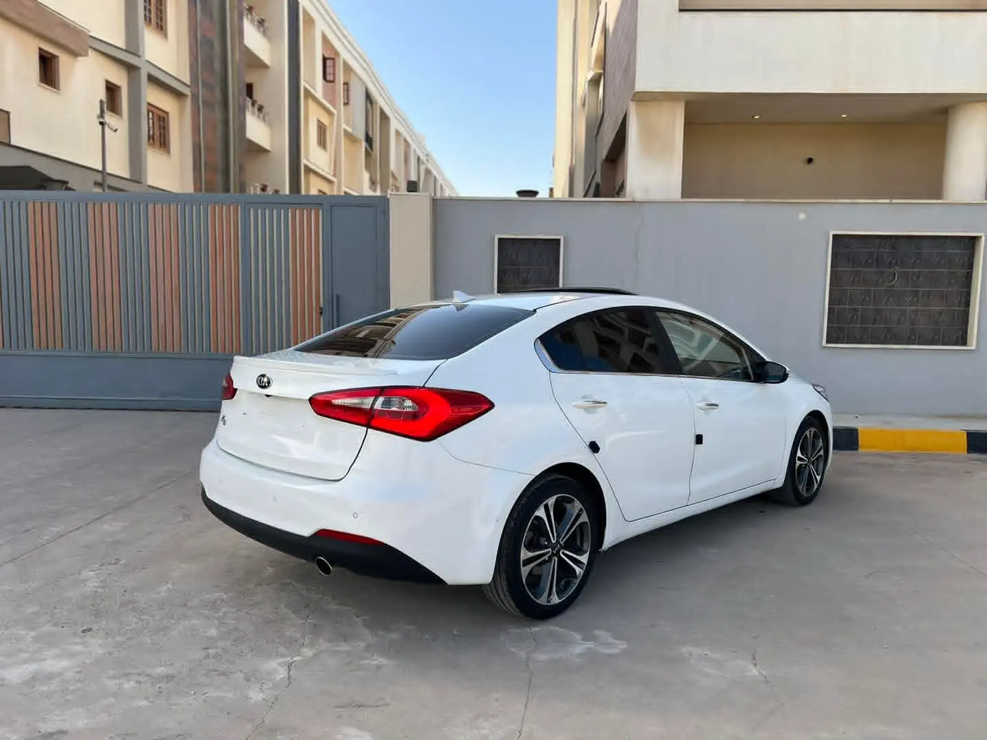 كيا سيراتو 2013 بحالة ممتازة وفتحة سقف - صورة 3