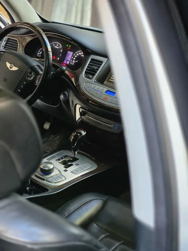 هيونداي جينيسيس 2010 بحالة ممتازة - صورة 2