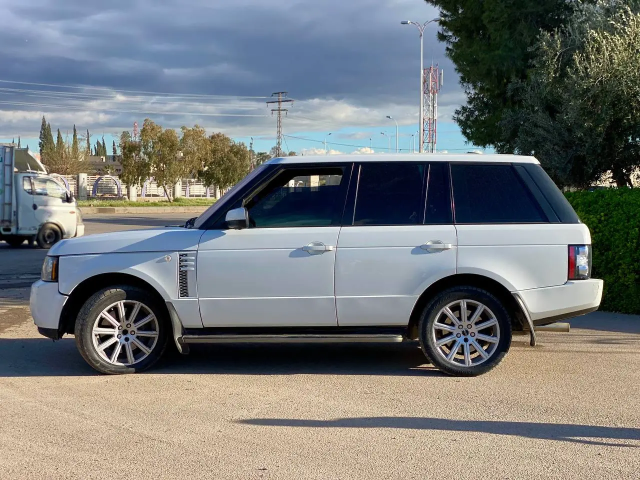 لاند روفر رنج روفر 2013 بحالة ممتازة وفخامة لا تضاهى - صورة 2