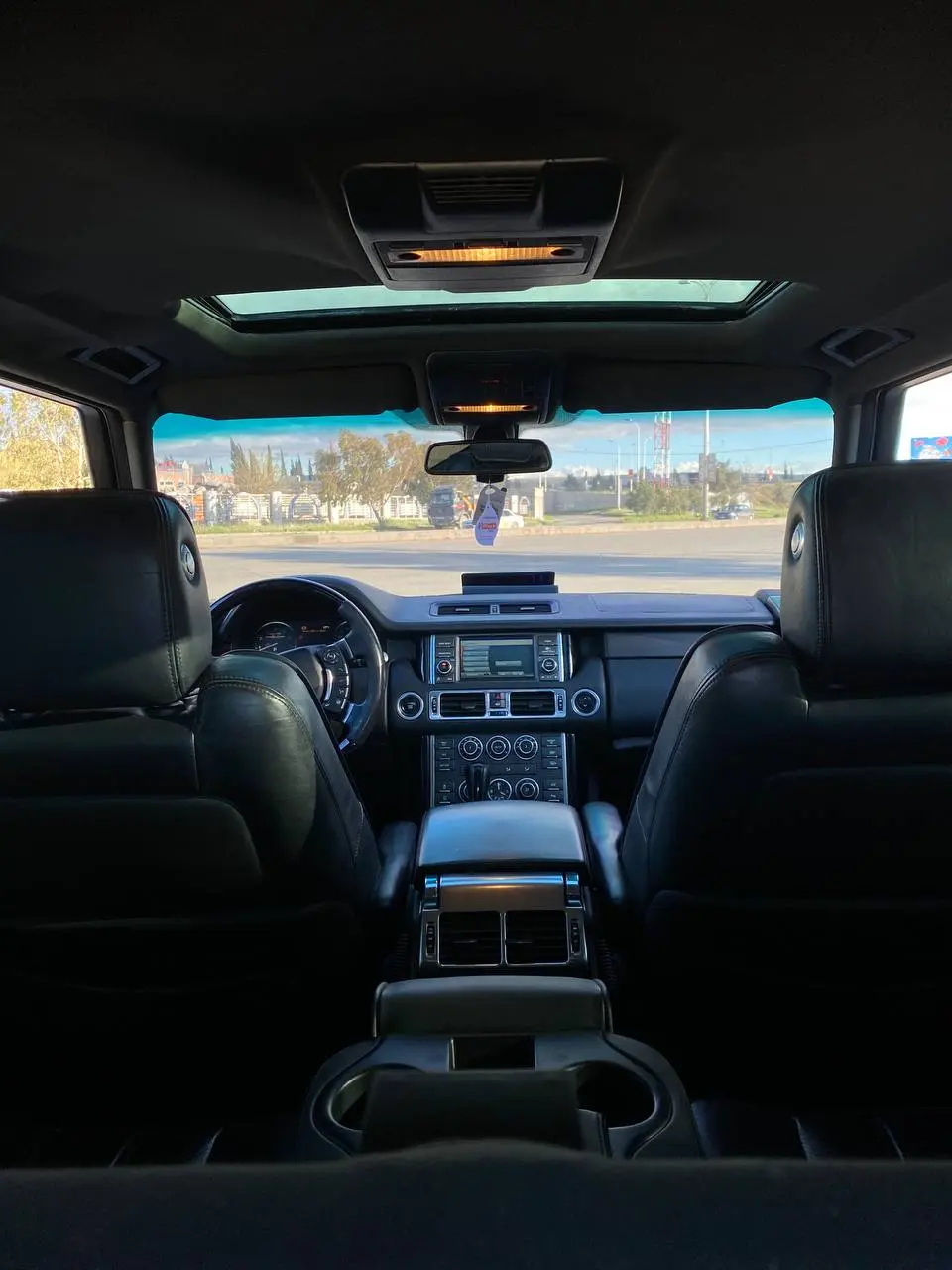 لاند روفر رنج روفر 2013 بحالة ممتازة وفخامة لا تضاهى - صورة 12