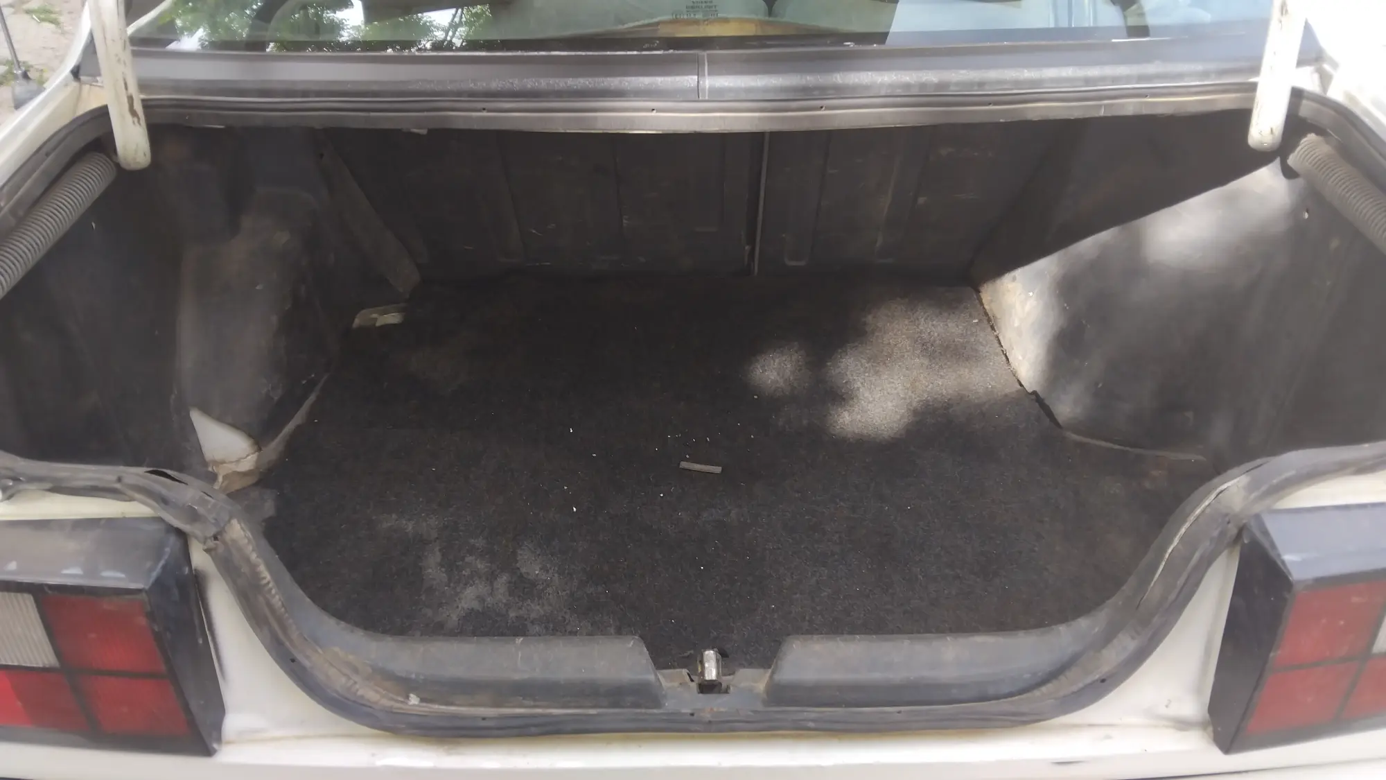 فولفو 240 موديل 1993 - سيارة كلاسيكية قوية واعتمادية - صورة 5