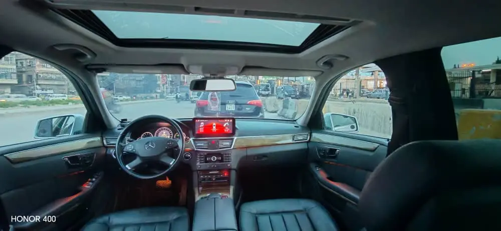 مرسيدس-بنز E-Class 2011 بحالة ممتازة - صورة 3