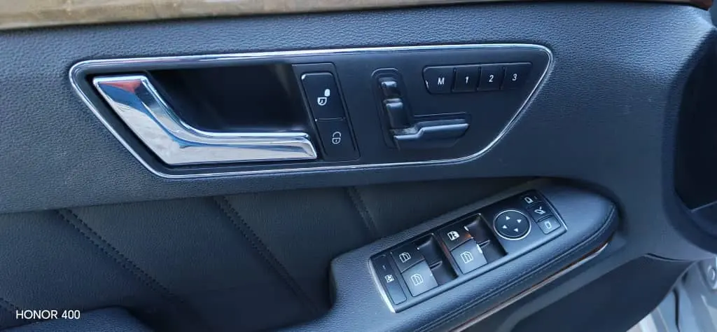 مرسيدس-بنز E-Class 2011 بحالة ممتازة - صورة 5