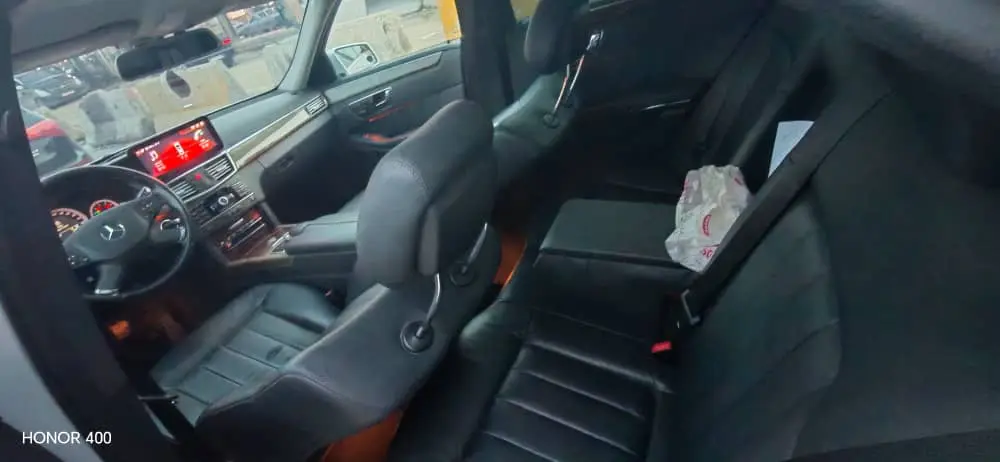 مرسيدس-بنز E-Class 2011 بحالة ممتازة - صورة 8