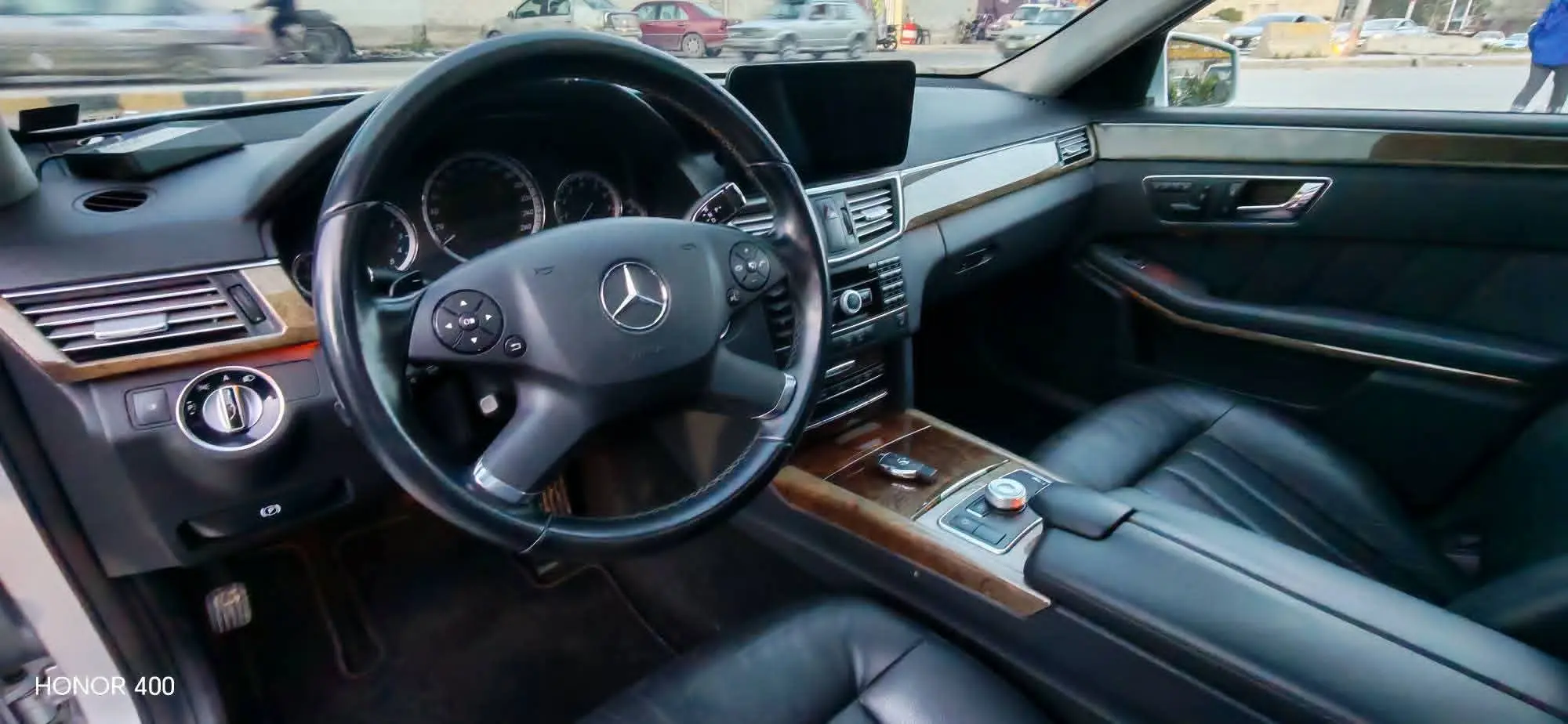 مرسيدس-بنز E-Class 2011 بحالة ممتازة - صورة 11