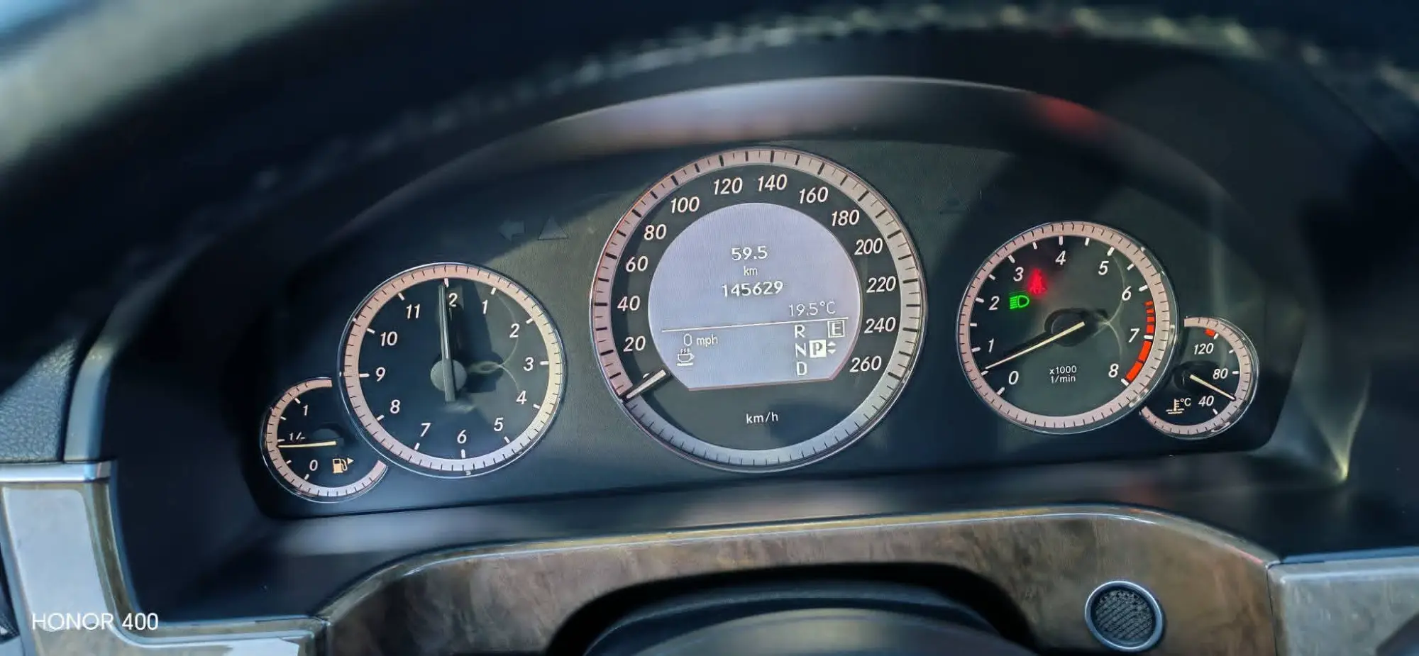 مرسيدس-بنز E-Class 2011 بحالة ممتازة - صورة 12