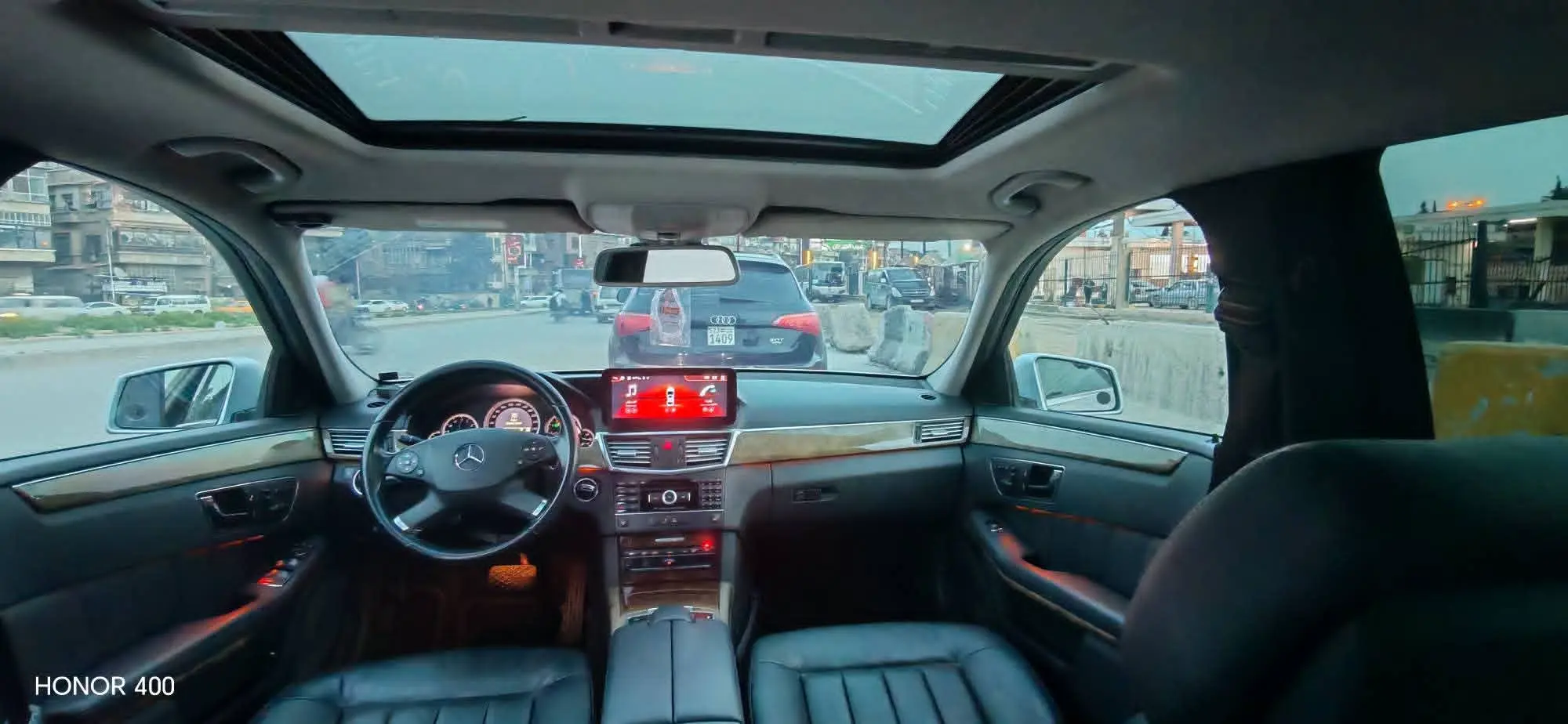 مرسيدس-بنز E-Class 2011 بحالة ممتازة - صورة 13