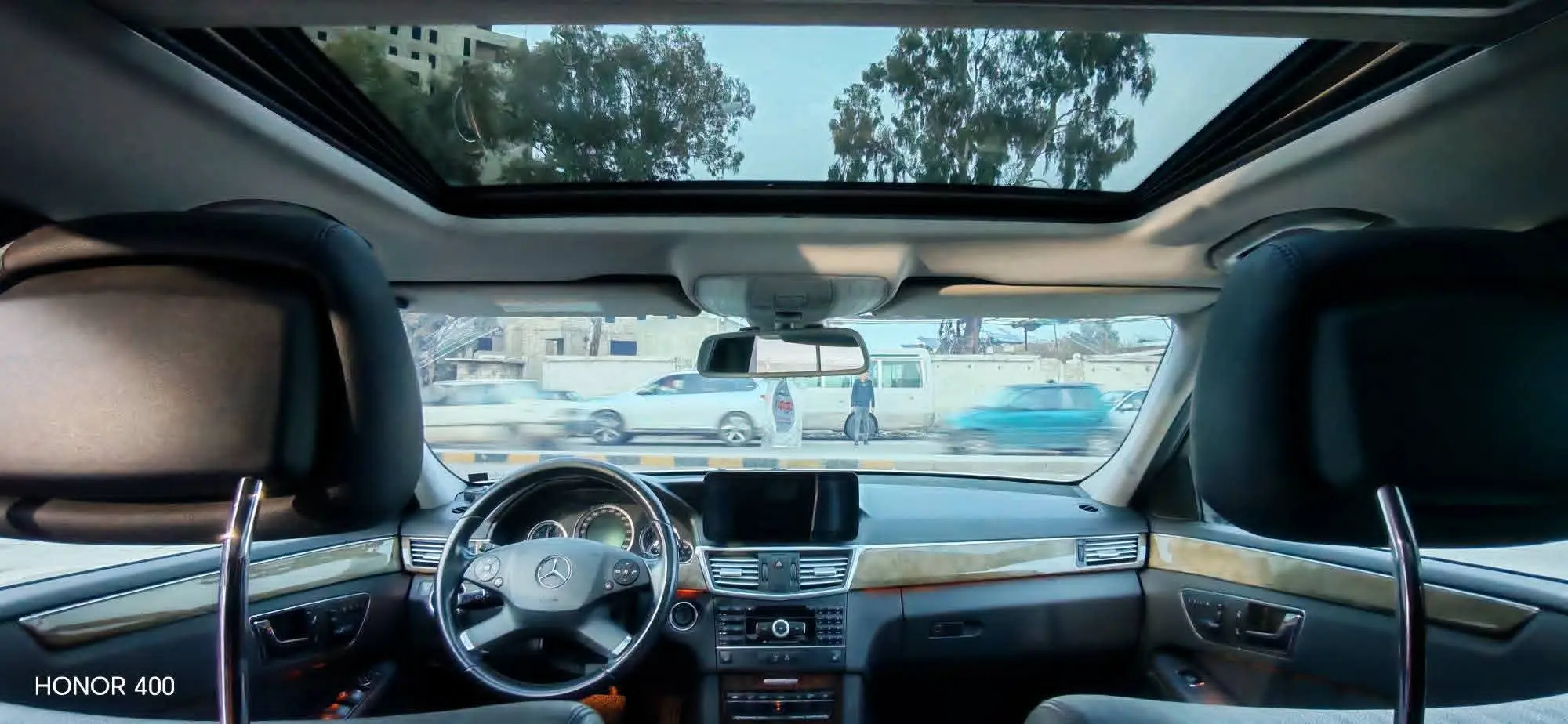 مرسيدس-بنز E-Class 2011 بحالة ممتازة - صورة 14