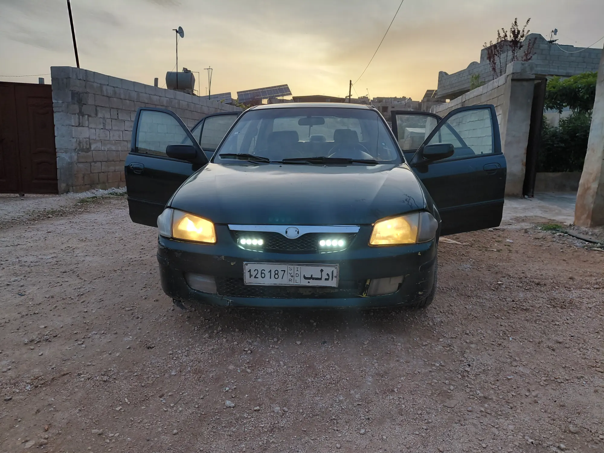 مازدا 323 موديل 2000 بحالة جيدة واقتصادية - صورة 1