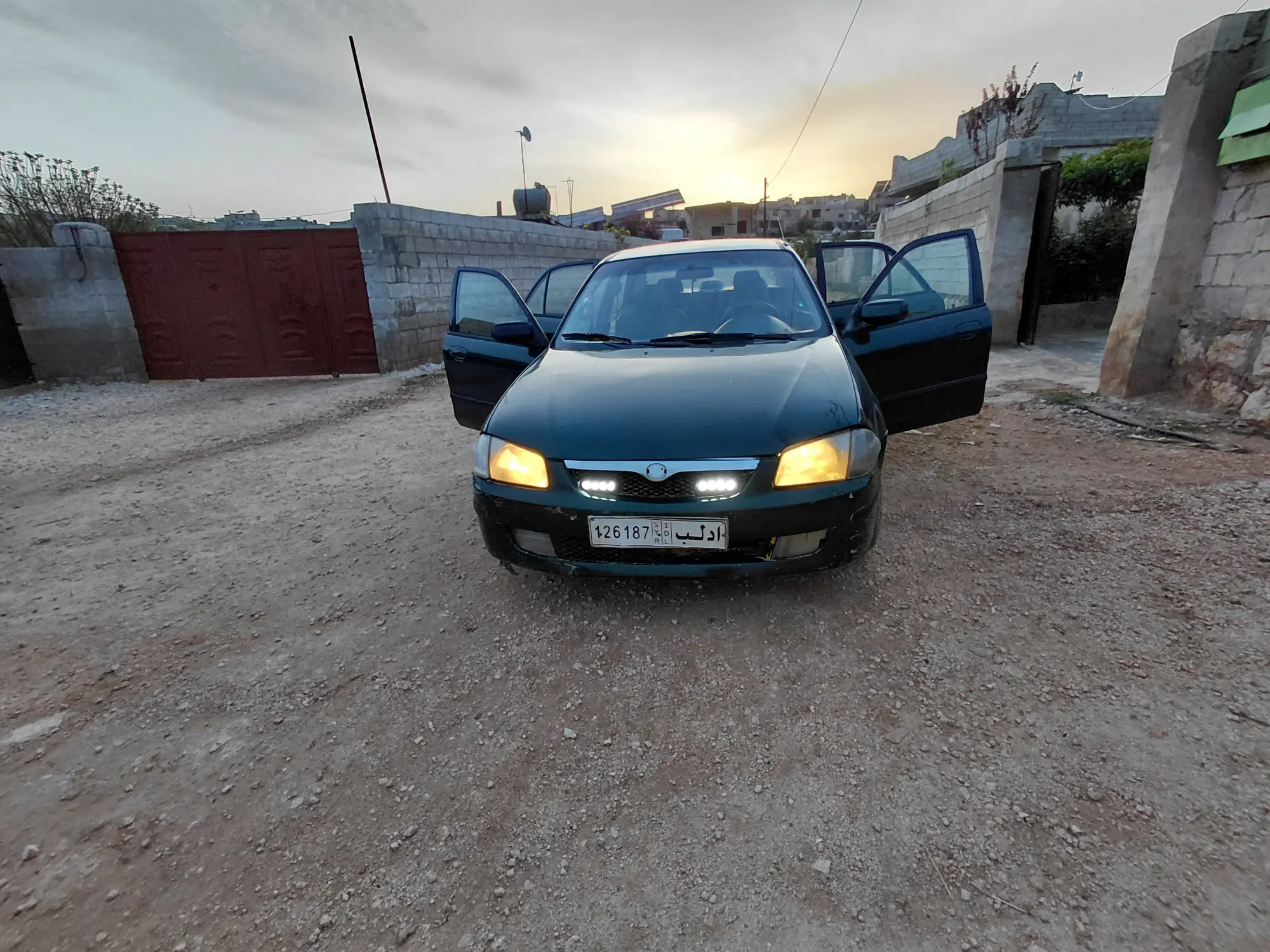 مازدا 323 موديل 2000 بحالة جيدة واقتصادية - صورة 2