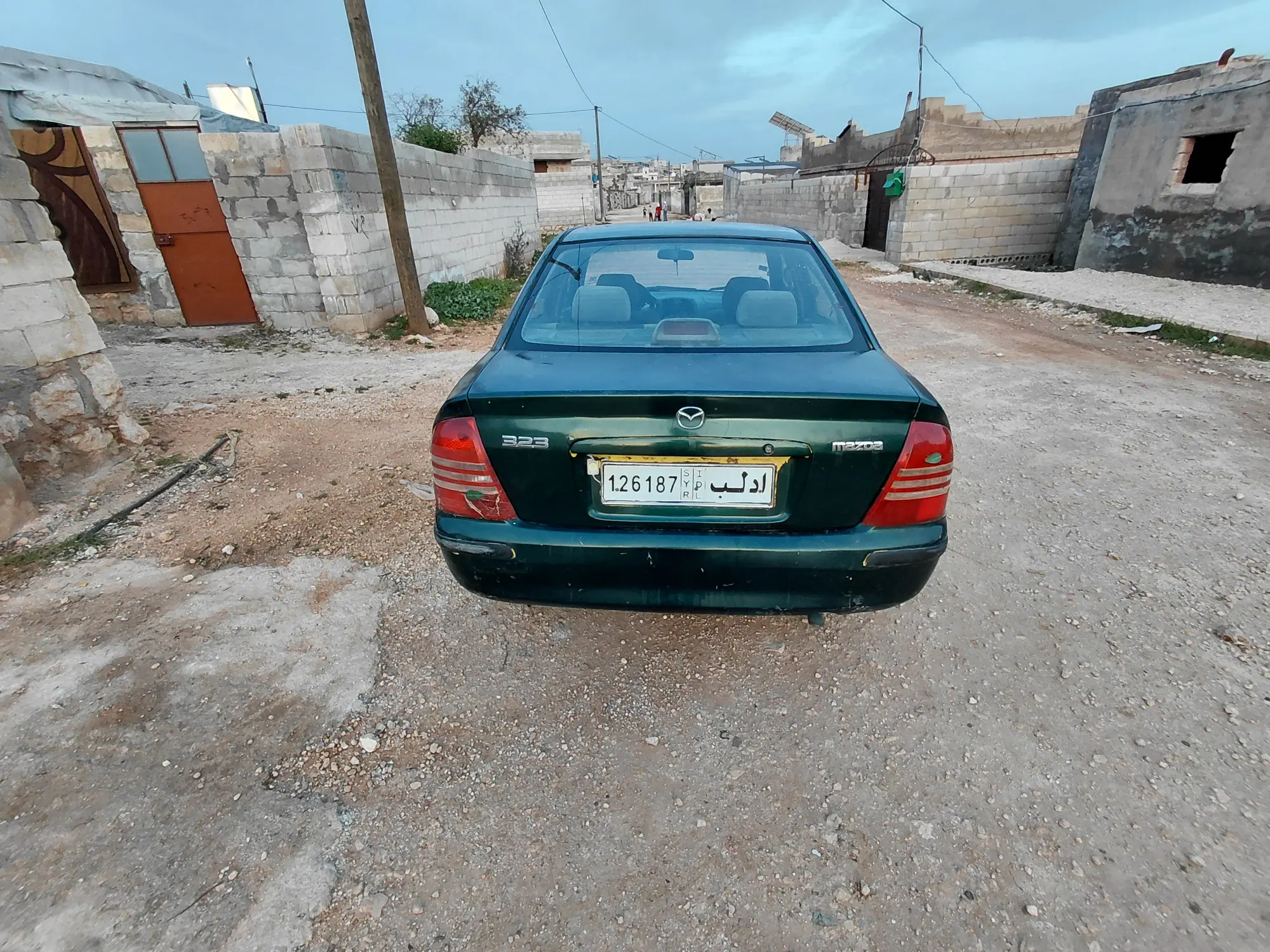 مازدا 323 موديل 2000 بحالة جيدة واقتصادية - صورة 4