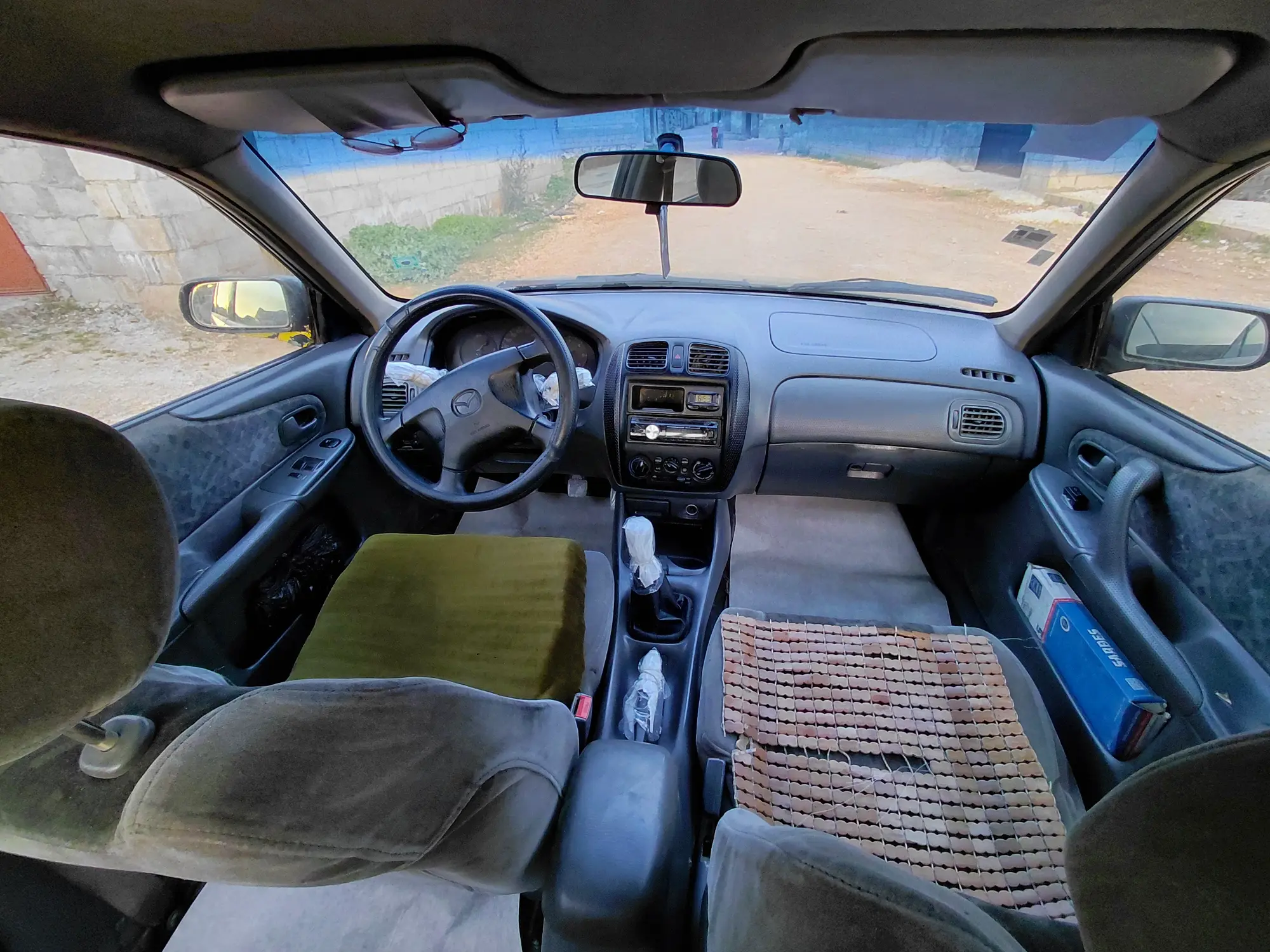 مازدا 323 موديل 2000 بحالة جيدة واقتصادية - صورة 5