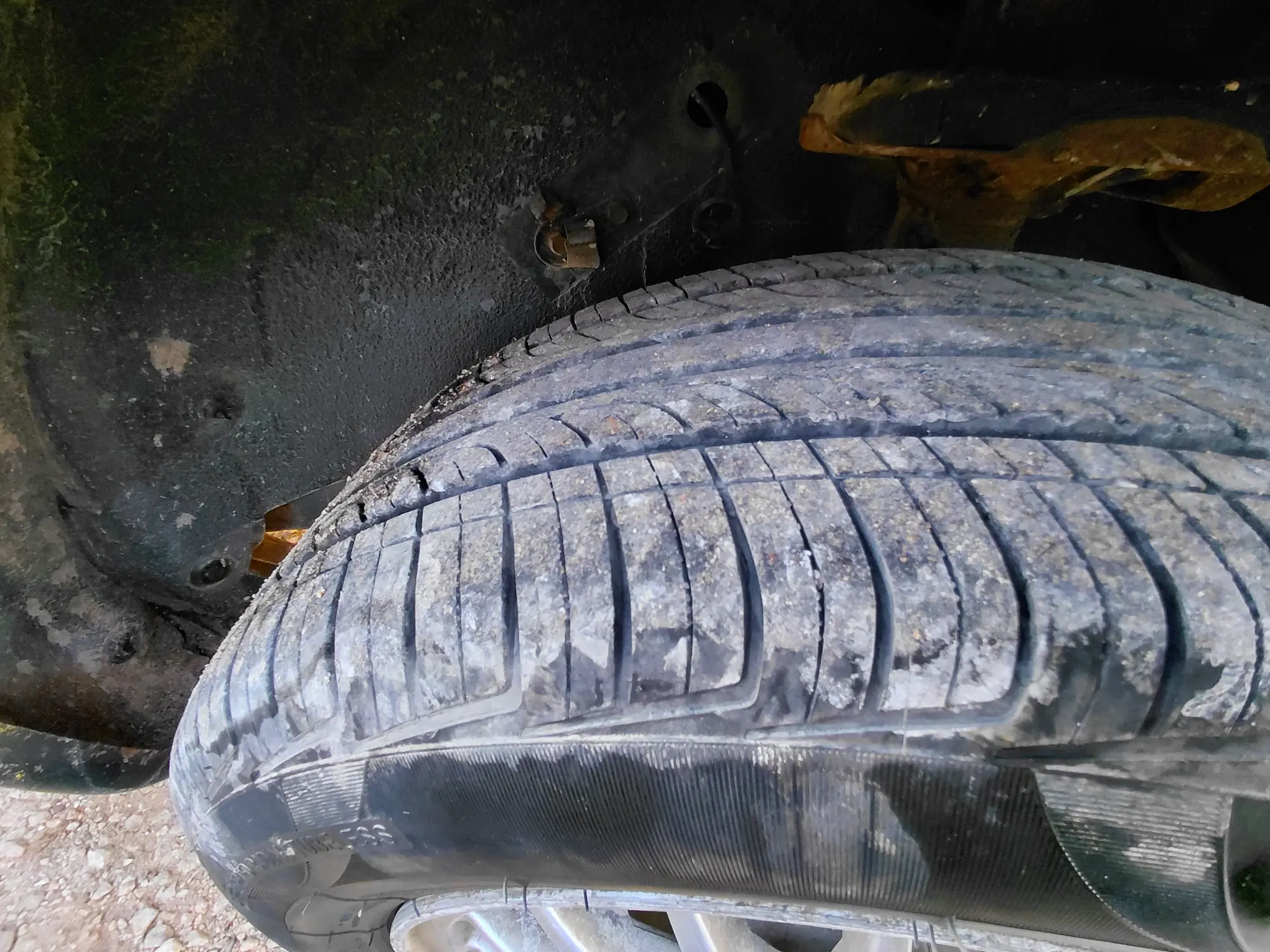 مازدا 323 موديل 2000 بحالة جيدة واقتصادية - صورة 6