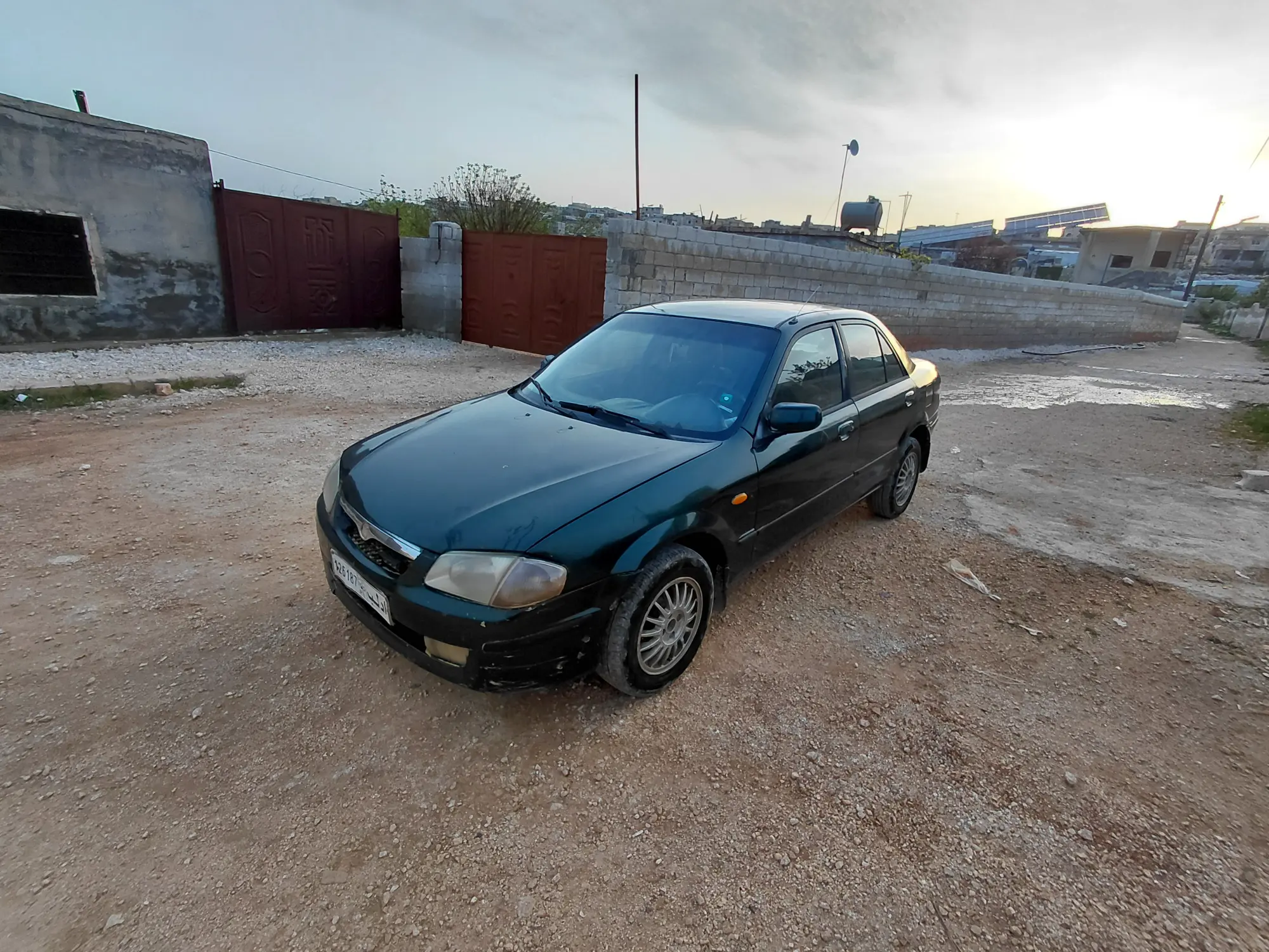 مازدا 323 موديل 2000 بحالة جيدة واقتصادية - صورة 7