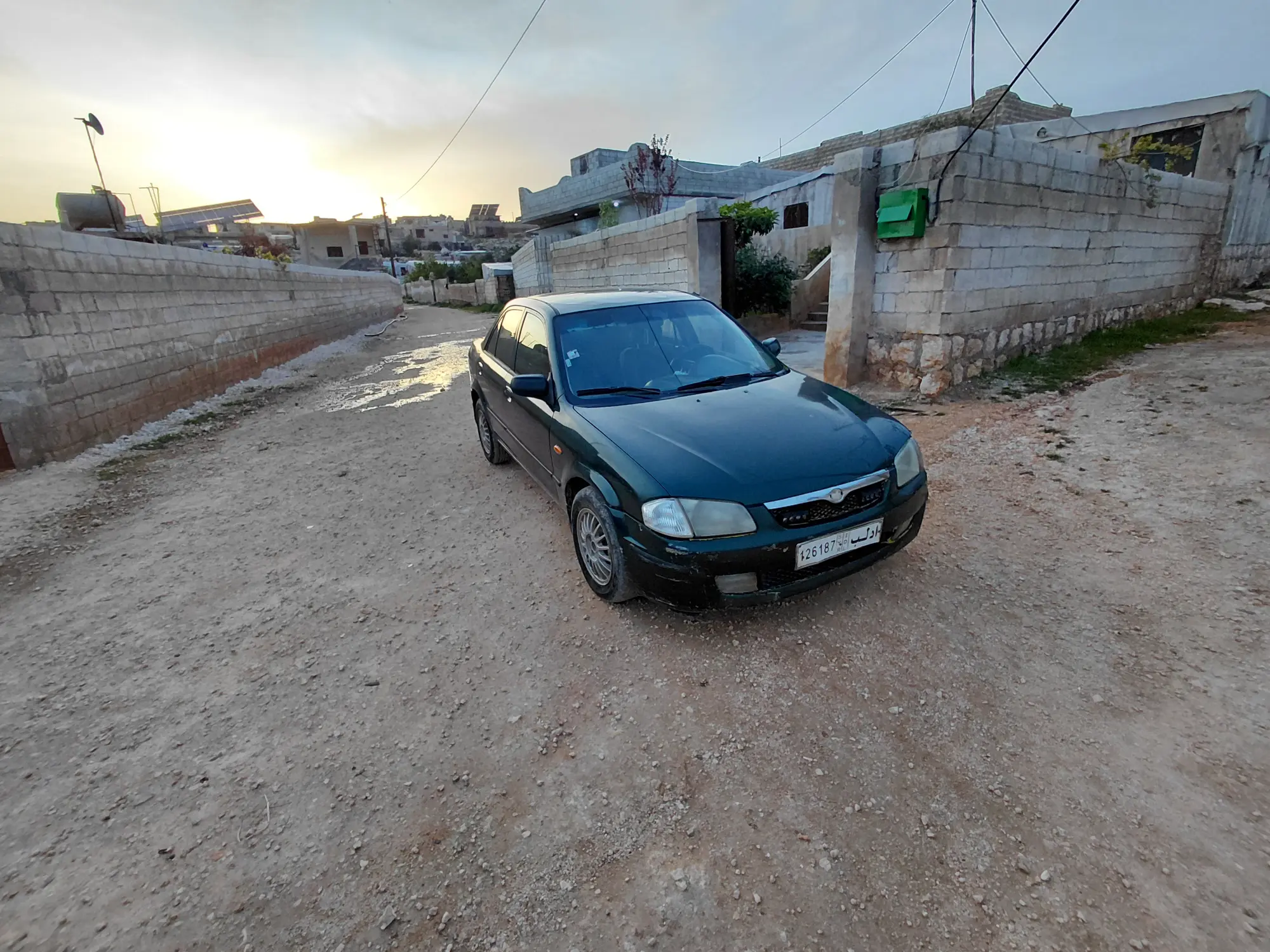 مازدا 323 موديل 2000 بحالة جيدة واقتصادية - صورة 8