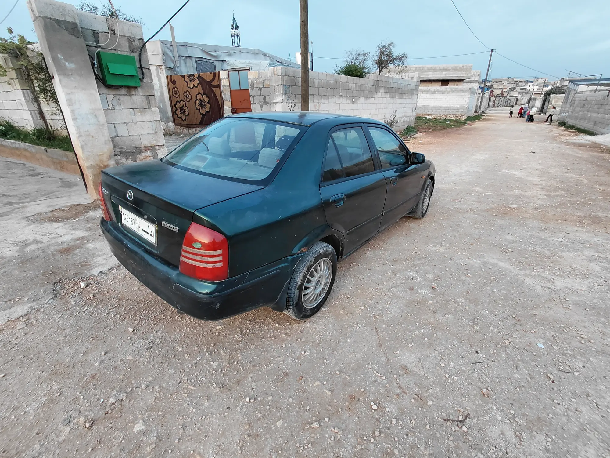 مازدا 323 موديل 2000 بحالة جيدة واقتصادية - صورة 9