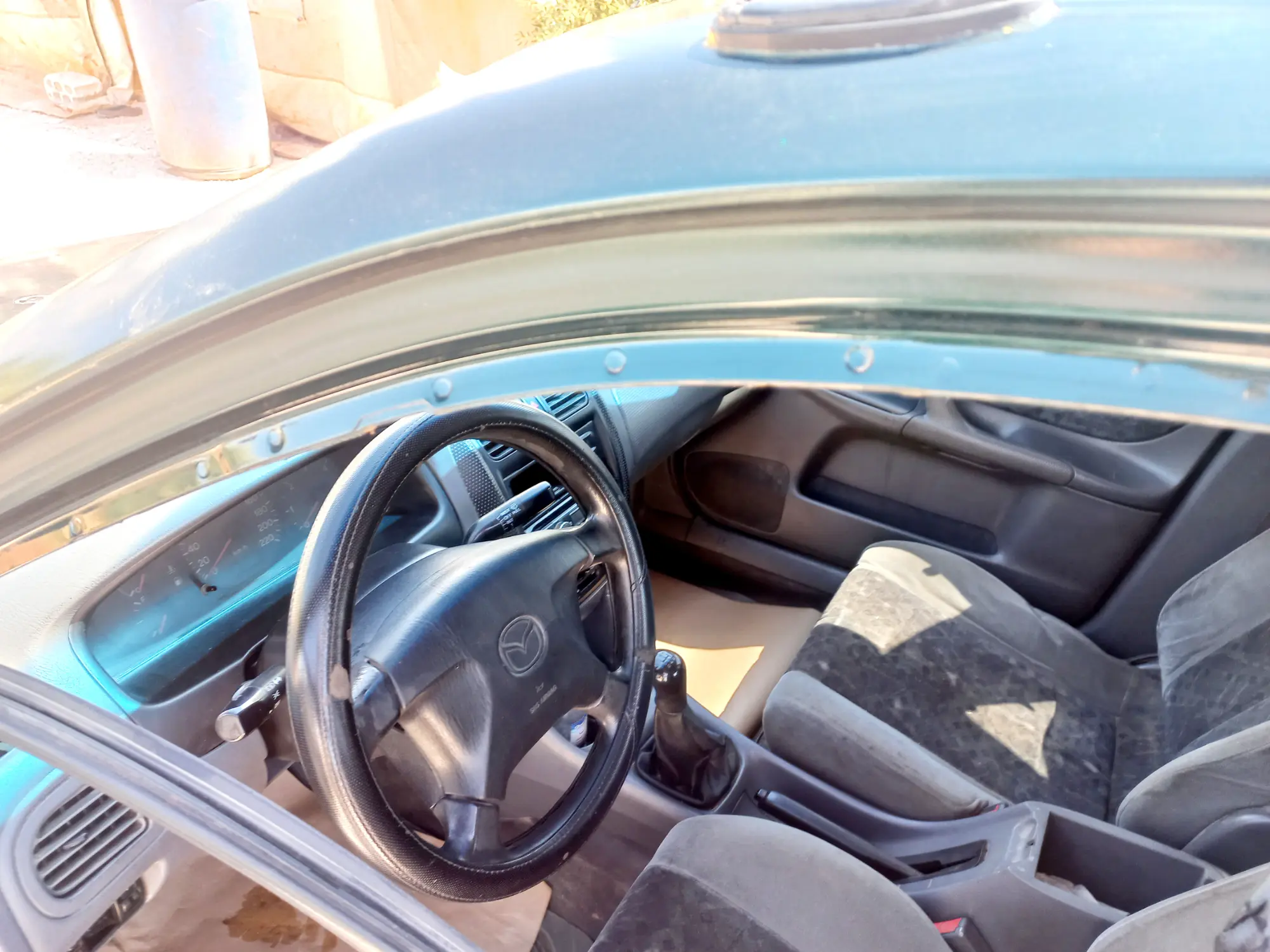 مازدا 323 موديل 2000 بحالة جيدة واقتصادية - صورة 10