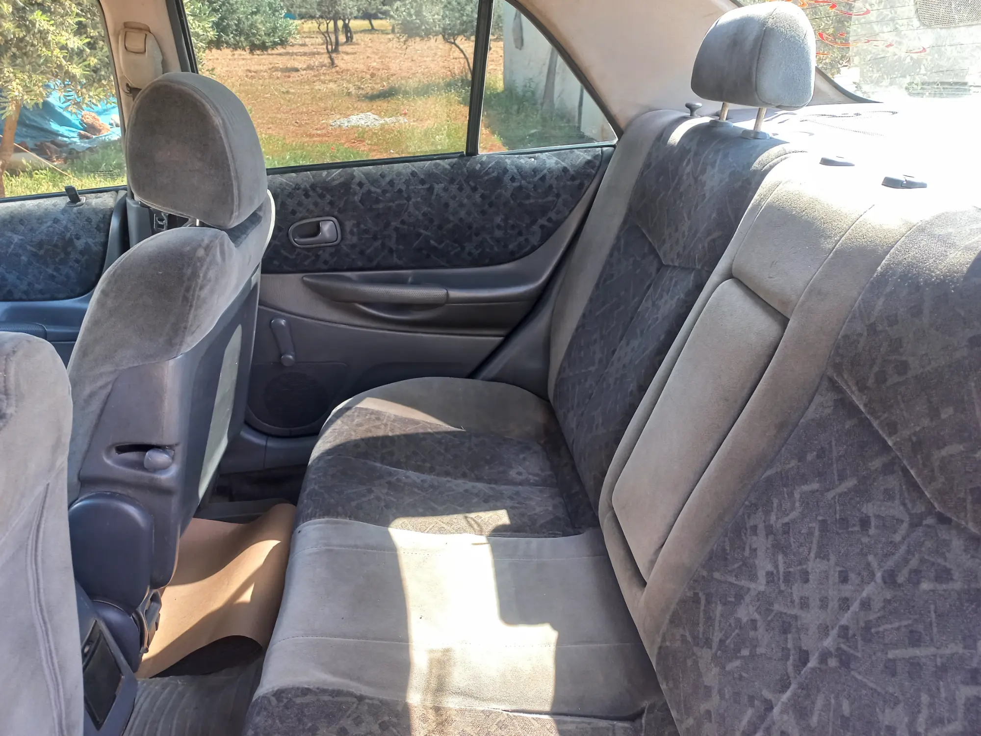 مازدا 323 موديل 2000 بحالة جيدة واقتصادية - صورة 11