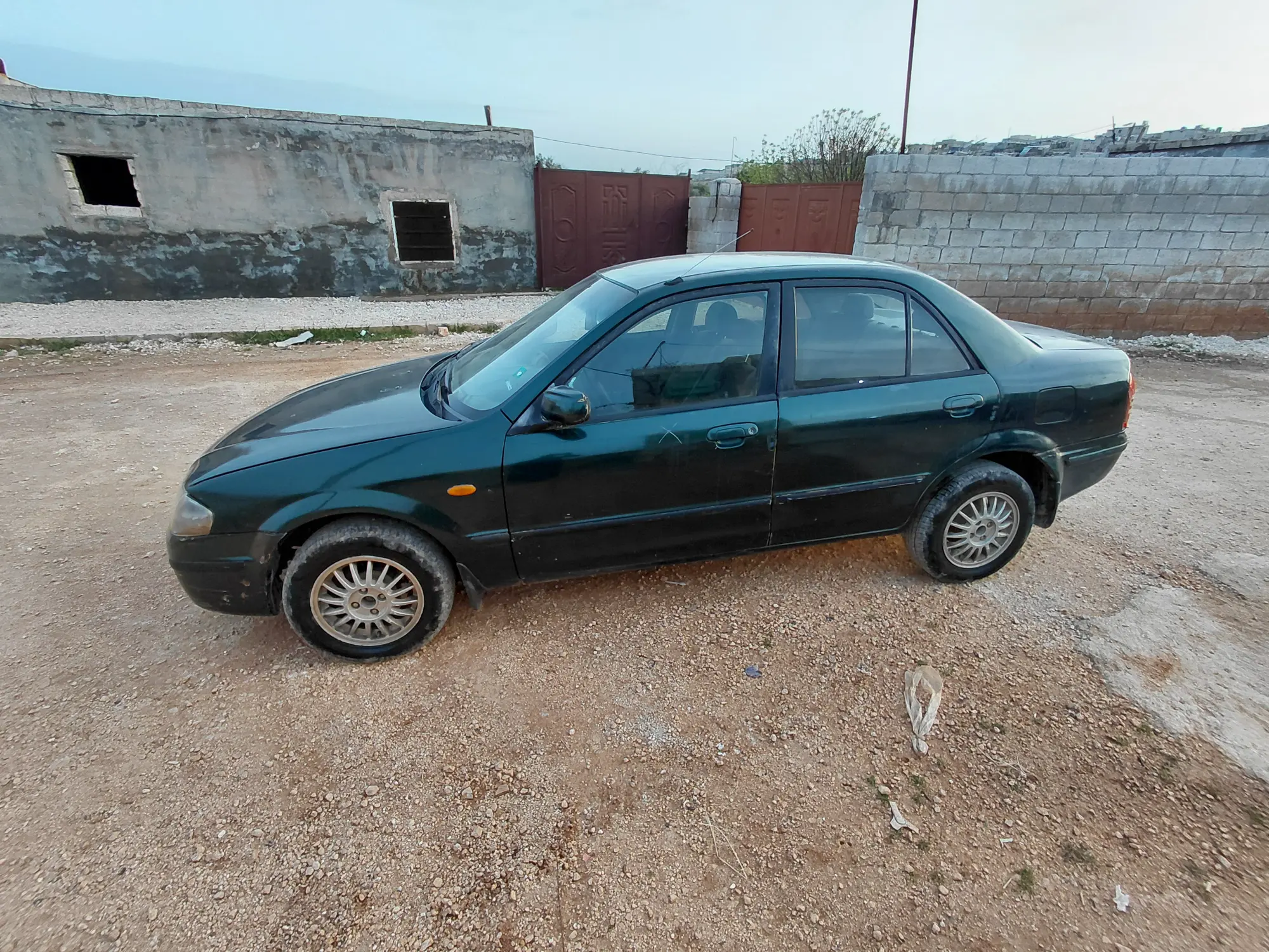 مازدا 323 موديل 2000 بحالة جيدة واقتصادية - صورة 12