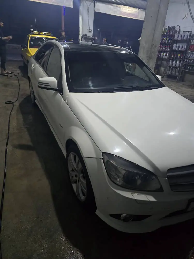 مرسيدس-بنز C 200 موديل 2010 بحالة ممتازة - صورة 1