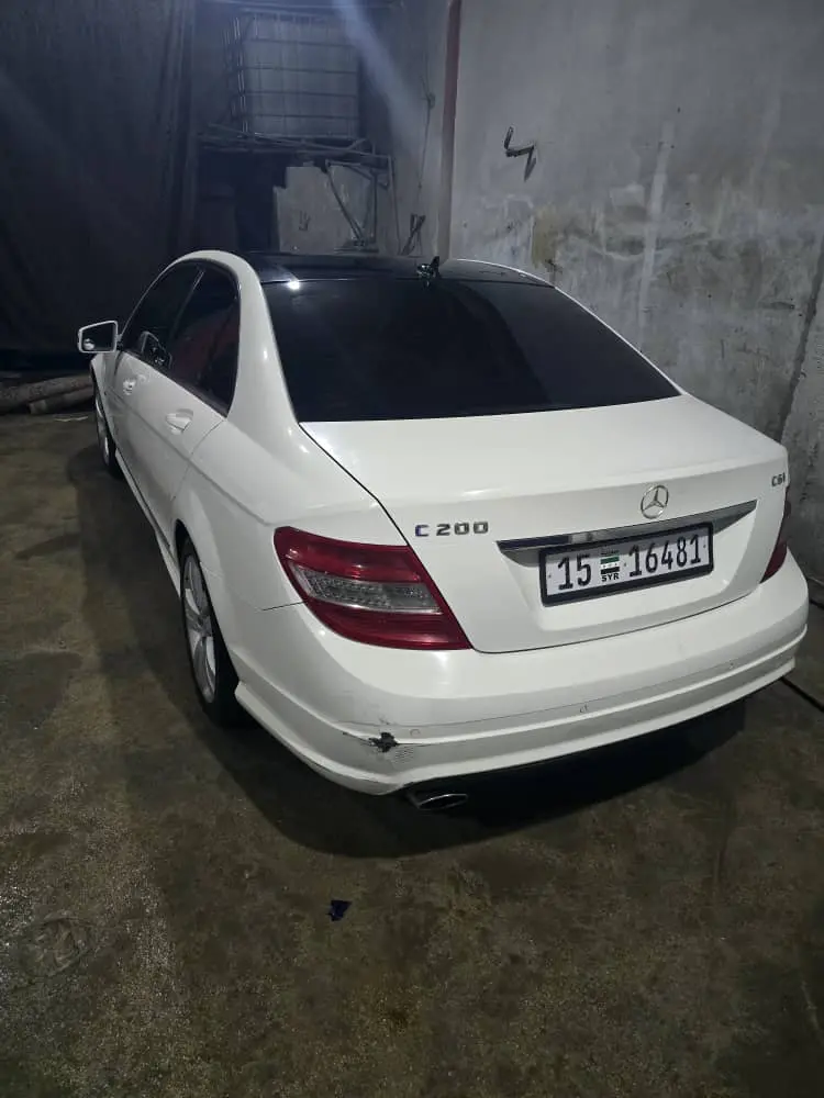 مرسيدس-بنز C 200 موديل 2010 بحالة ممتازة - صورة 2