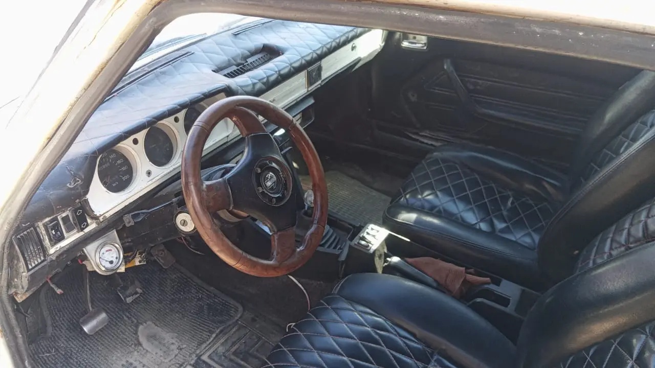 بيجو 504 موديل 1974 - سيارة كلاسيكية مميزة - صورة 6