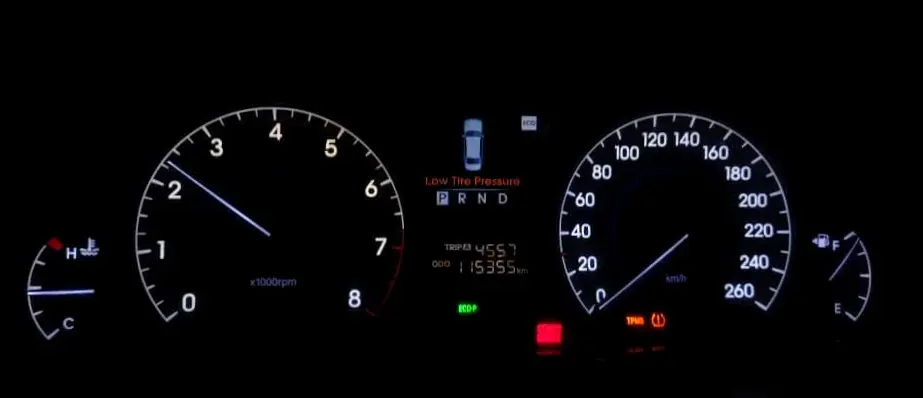 هيونداي جينيسيس 2012 بحالة ممتازة وفخامة عالية - صورة 17