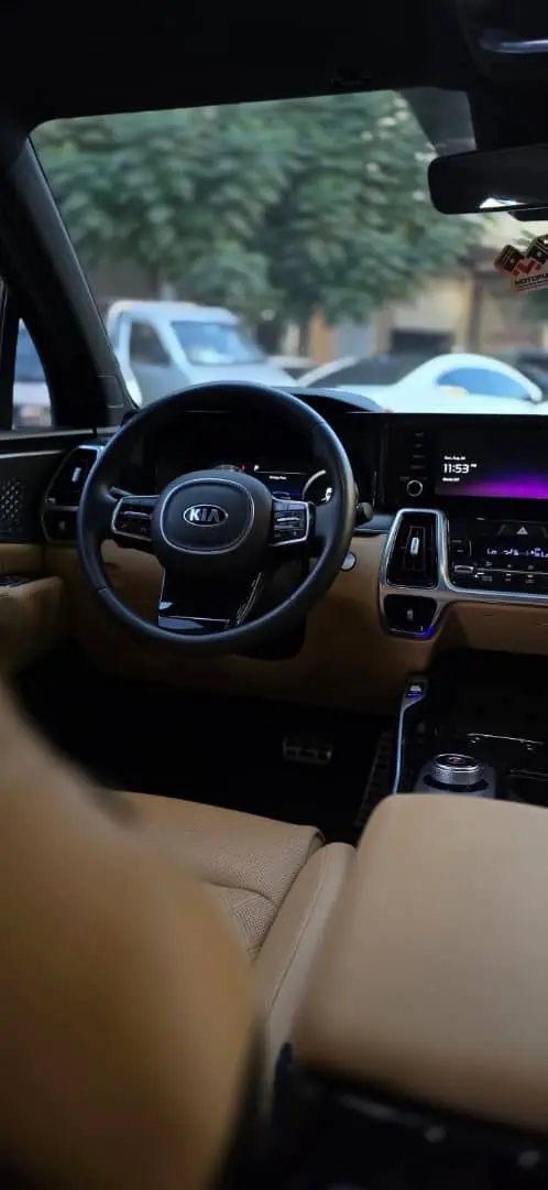 كيا سورينتو 2021 هجينة بحالة ممتازة - صورة 3