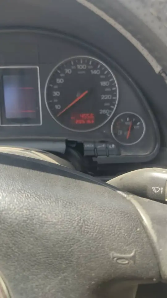 أودي A4 موديل 2002 بحالة ممتازة - صورة 3