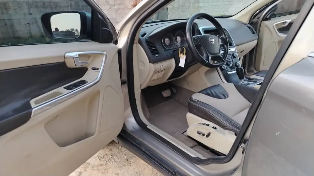 فولفو XC60 موديل 2012 بحالة ممتازة - صورة 6
