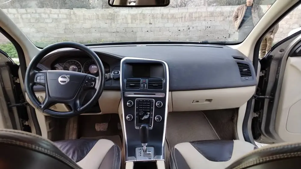 فولفو XC60 موديل 2012 بحالة ممتازة - صورة 7