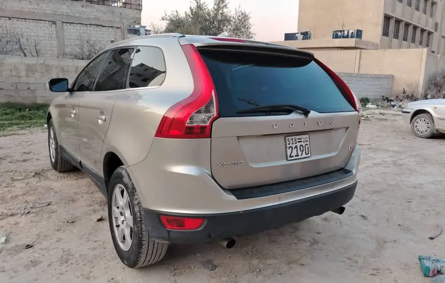 فولفو XC60 موديل 2012 بحالة ممتازة - صورة 8
