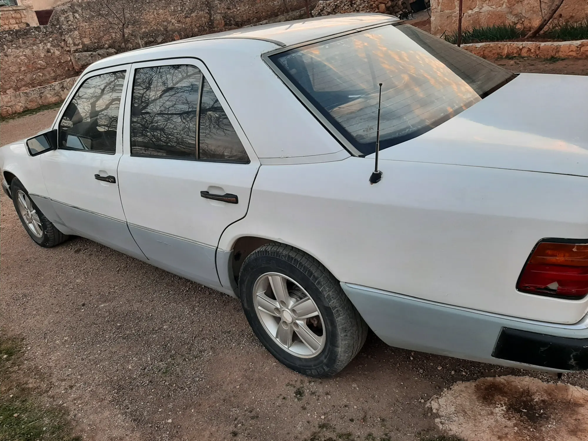 مرسيدس-بنز 200 موديل 1993 بحالة جيدة - صورة 2