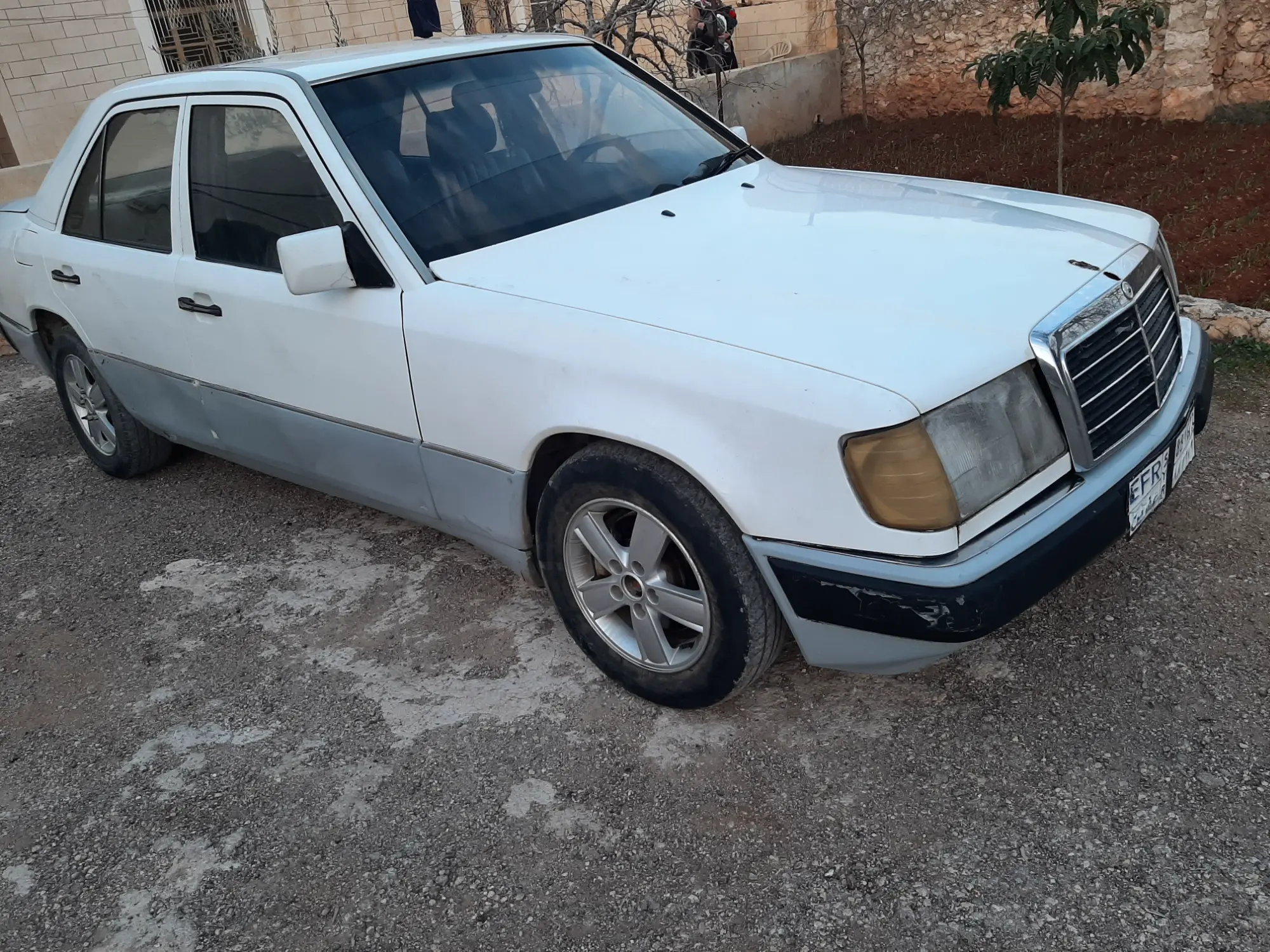 مرسيدس-بنز 200 موديل 1993 بحالة جيدة - صورة 3