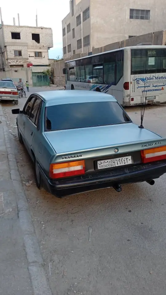 بيجو 505 موديل 1984 كلاسيكية بحالة جيدة - صورة 2