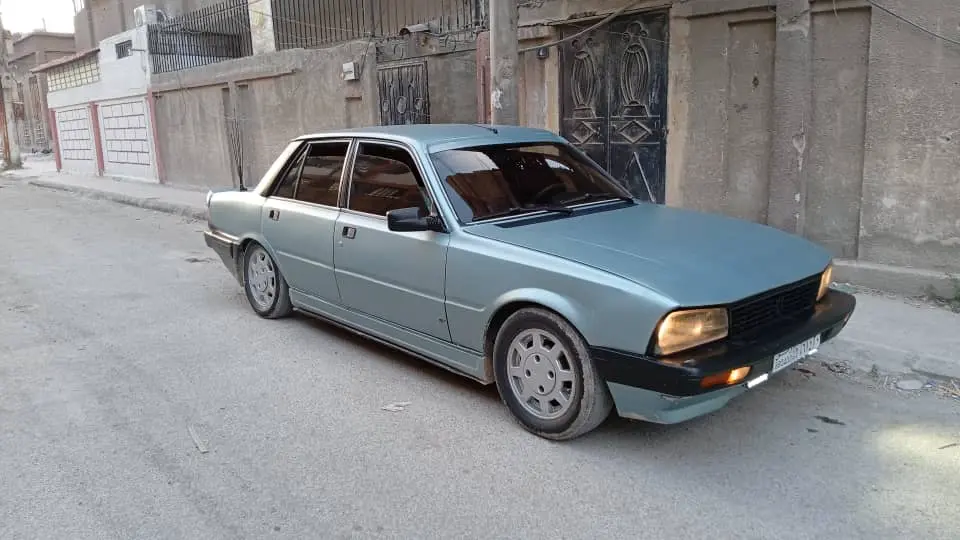 بيجو 505 موديل 1984 كلاسيكية بحالة جيدة - صورة 3