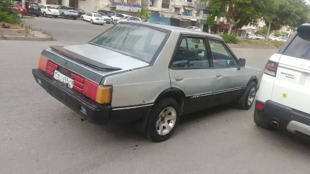 ميتسوبيشي جالانت 1983 كلاسيكية بحالة مميزة - صورة 3