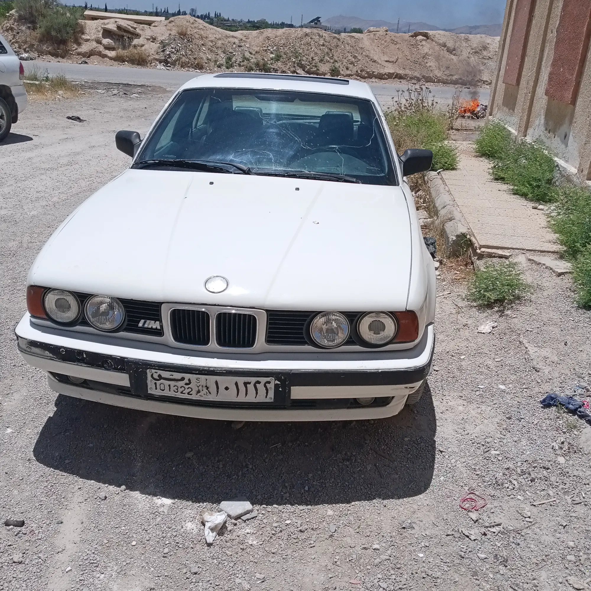 بي إم دبليو 520i موديل 1992 بحالة كلاسيكية مميزة - صورة 7