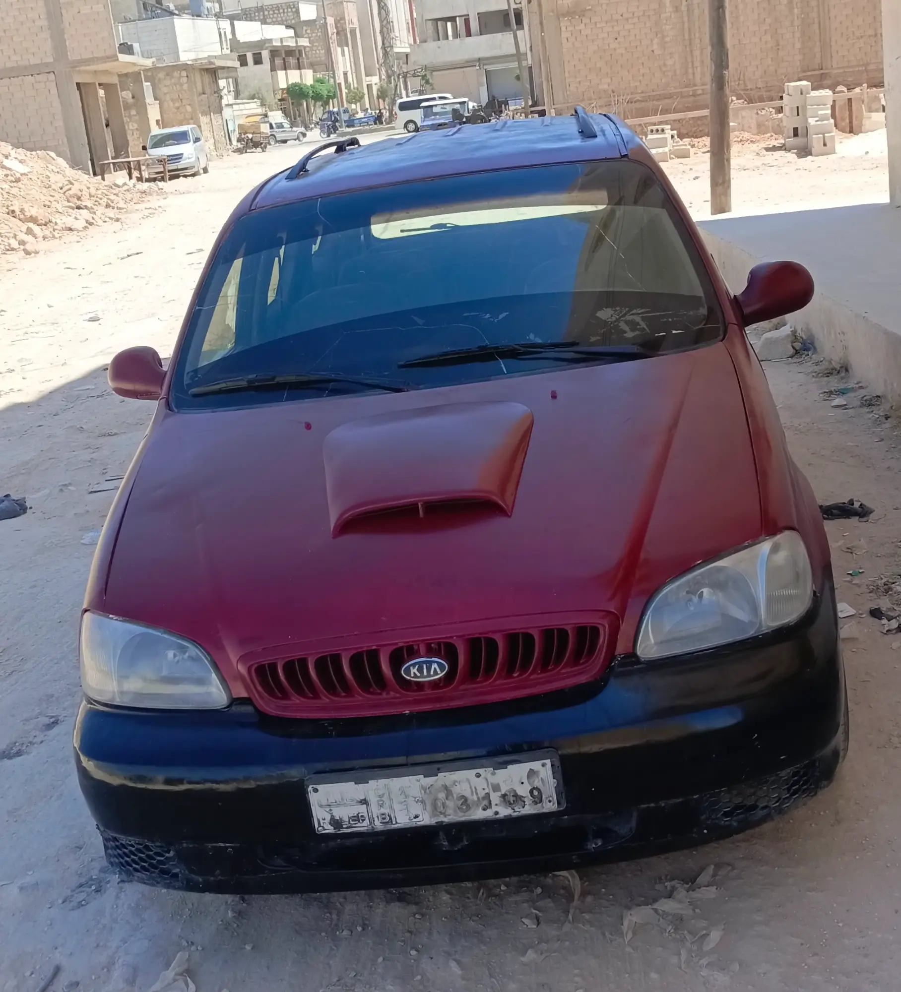 كيا كارنيفال 2005 - سيارة عائلية عملية - صورة 1
