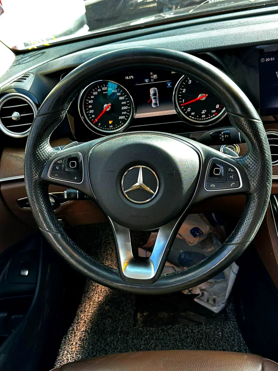 مرسيدس بنز E300  موديل 2018 بحالة ممتازة وفخامة لا تضاهى 4 Matik - صورة 2
