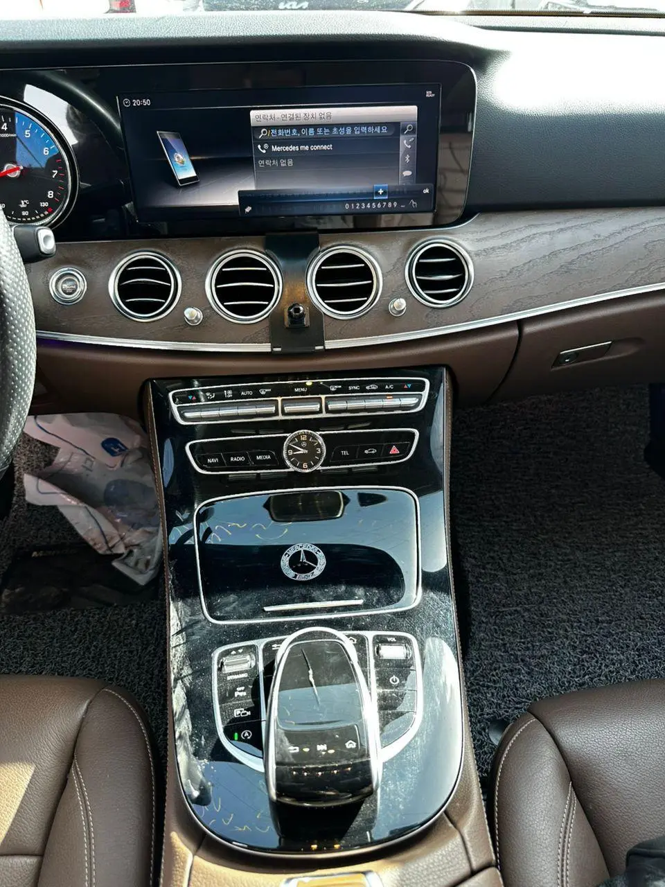 مرسيدس بنز E300  موديل 2018 بحالة ممتازة وفخامة لا تضاهى 4 Matik - صورة 3