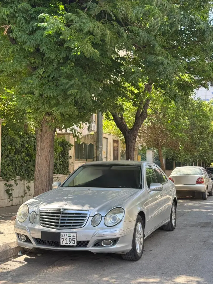 مرسيدس-بنز E-Class موديل 2007 بحالة جيدة - صورة 1