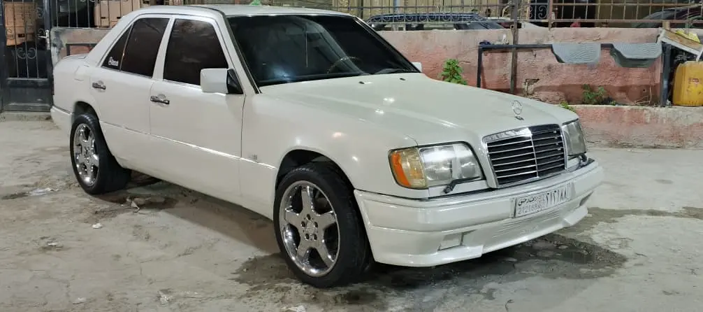 مرسيدس-بنز E-Class موديل 1993 بحالة كلاسيكية مميزة - صورة 1