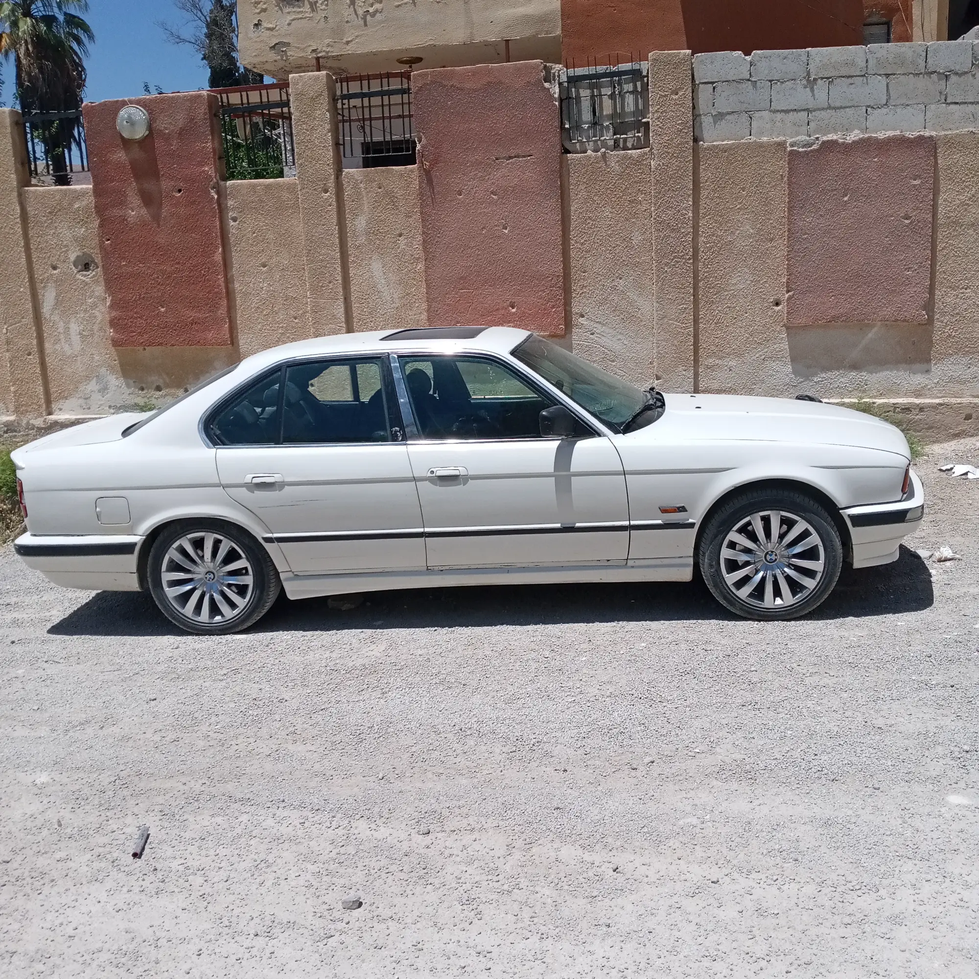 بي إم دبليو 520i موديل 1992 بحالة جيدة للبيع - صورة 2