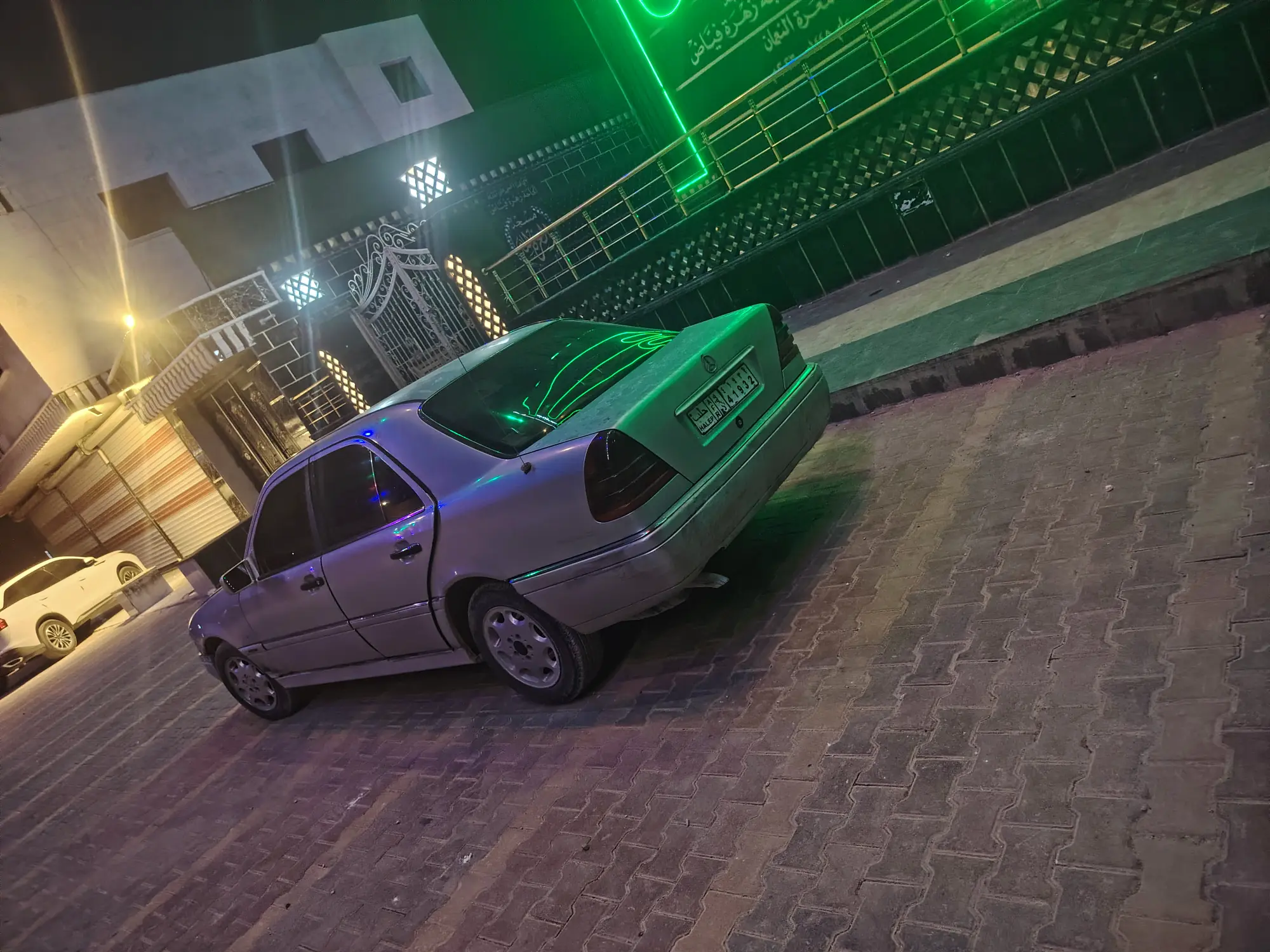 مرسيدس-بنز C-Class موديل 2001 بحالة جيدة - صورة 2