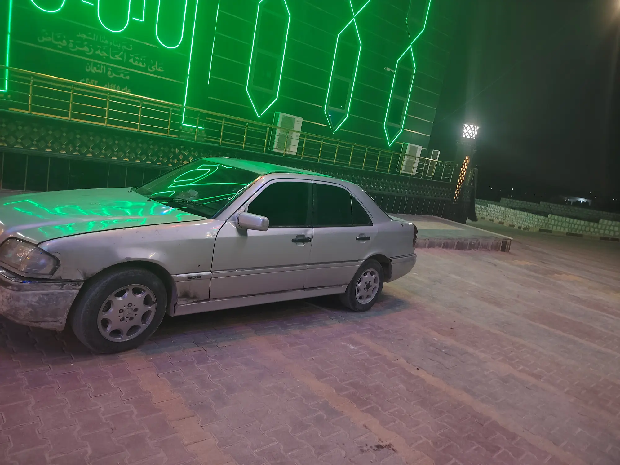 مرسيدس-بنز C-Class موديل 2001 بحالة جيدة - صورة 3