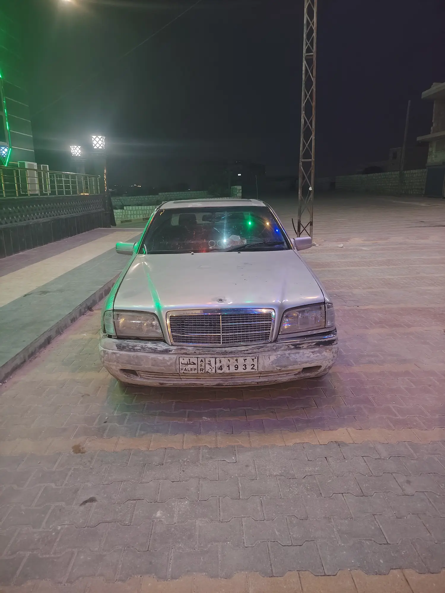 مرسيدس-بنز C-Class موديل 2001 بحالة جيدة - صورة 4